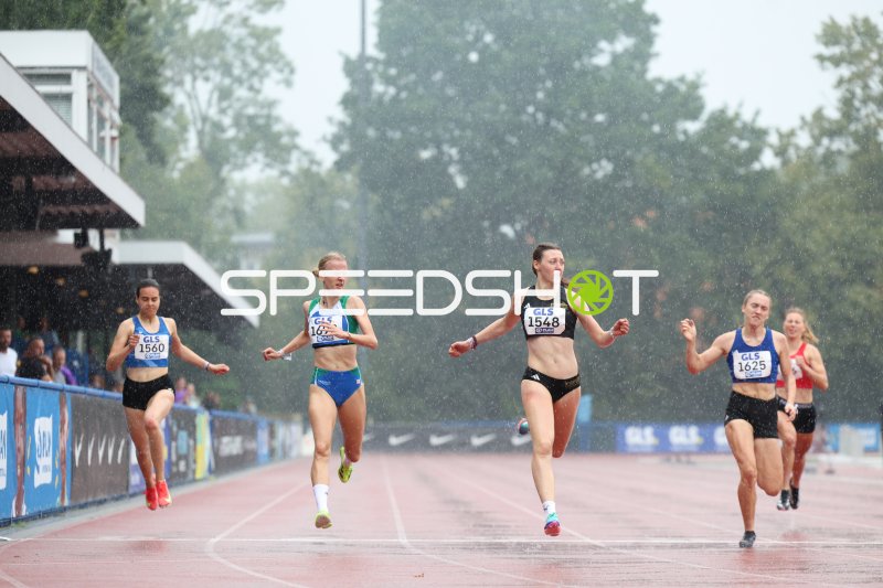 Stengel Frieda (1548) führt das Feld im Regen bei Leichtathletik in Hannover