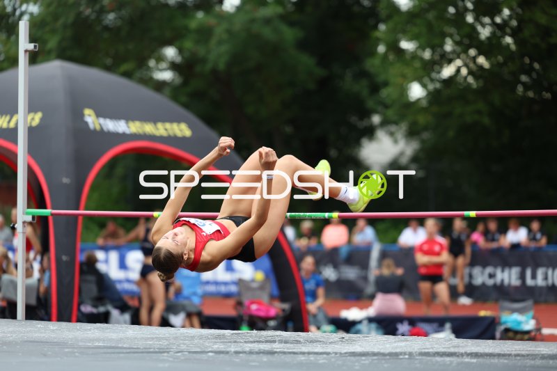 Hochsprung-Athletin überquert die Latte beim Fosbury-Flop