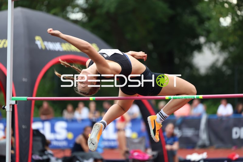 Hochspringerin im Fosbury-Flop über der Latte in Hannover