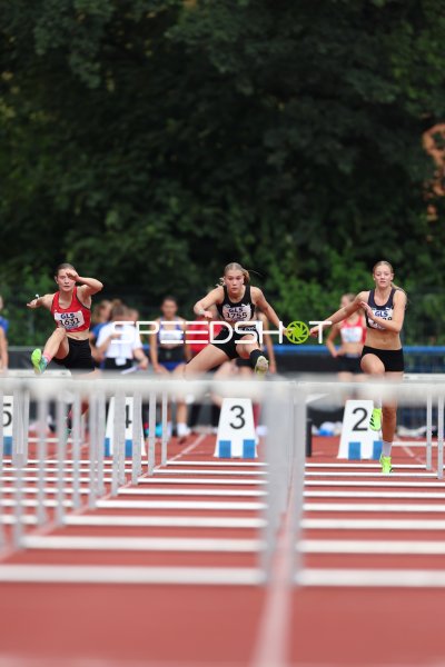 Emma Breitbarth (1631) und Greta Spies (1755) im Hürdensprint in Hannover