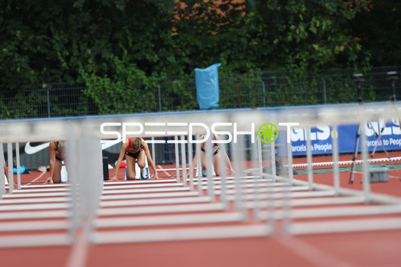 Drei Athletinnen in den Startblöcken beim Hürdenlauf in Hannover