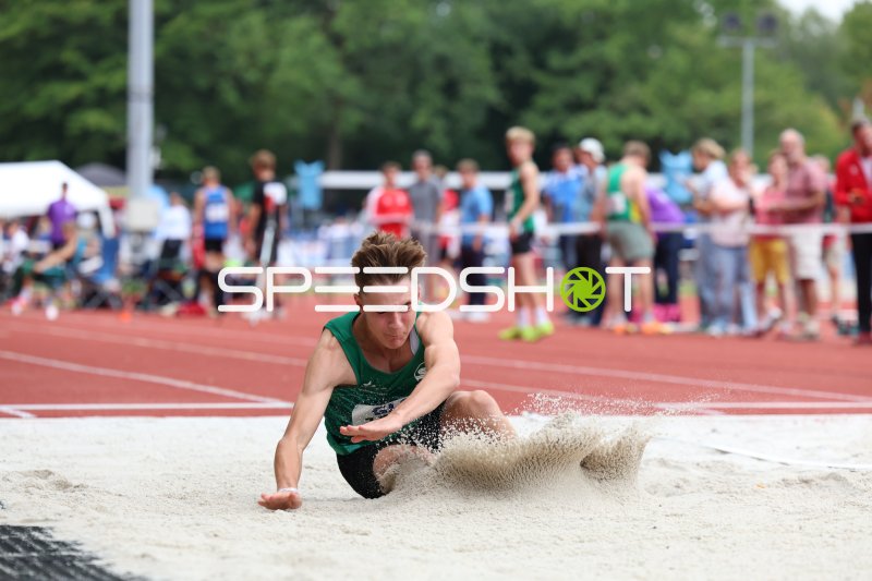 Weitsprung-Landung in der Sandgrube bei der Erika-Fisch-Station Hannover