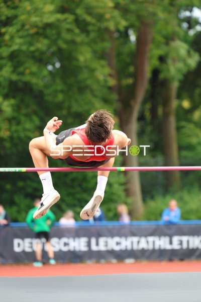 Hochsprung-Athlet im Flop-Stil bei der Deutschen Leichtathletik