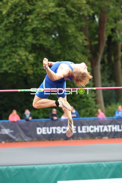 Hochspringer im Flop-Stil bei der Deutschen Leichtathletik
