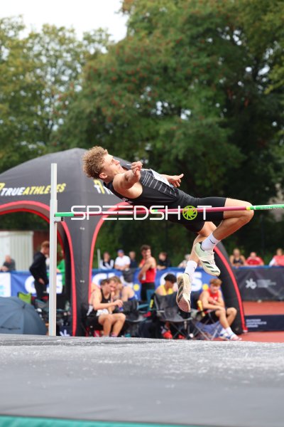 Hochsprung-Athlet im Fosbury-Flop über der Latte in Hannover
