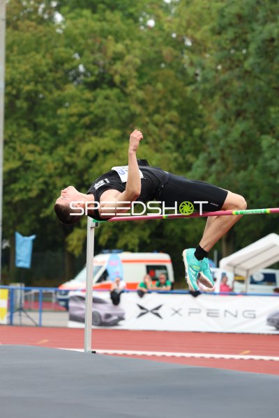 Hochspringer im Fosbury-Flop über der Latte in Hannover