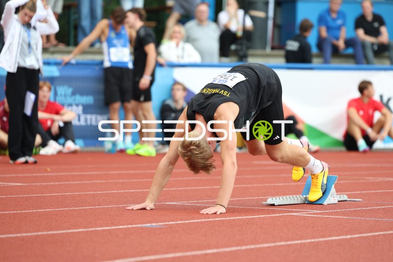 Felix Schneider (1762) beim Start aus den Startblöcken in Hannover