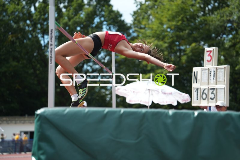 Hochsprung-Athletin überquert die Latte bei 1,63 m in Hannover