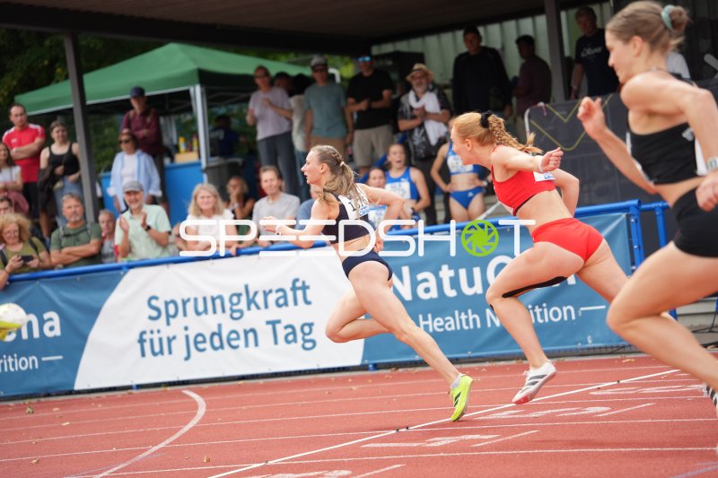 Sprintduell mehrerer Athletinnen auf der Tartanbahn in Hannover