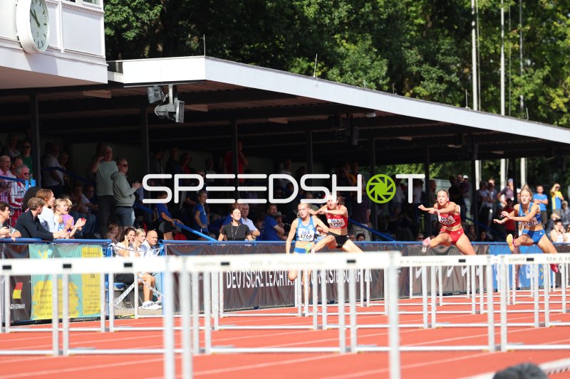 Seibert Matilda (1766), Schmidt Collien (1795) und Paula De Boer (1695) im Hürdenrennen bei der Deutschen Leichtathletik-Meisterschaft