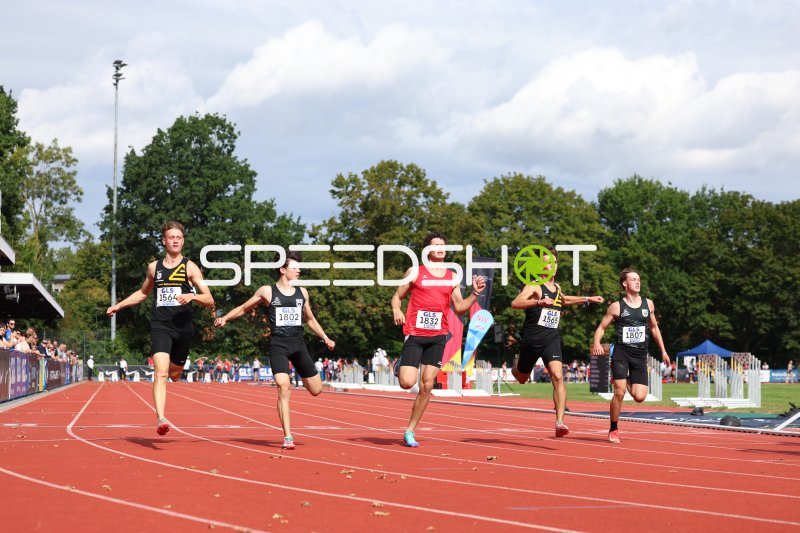 Schwaiger Matteo (1565) und das Feld im Sprintfinale in Hannover