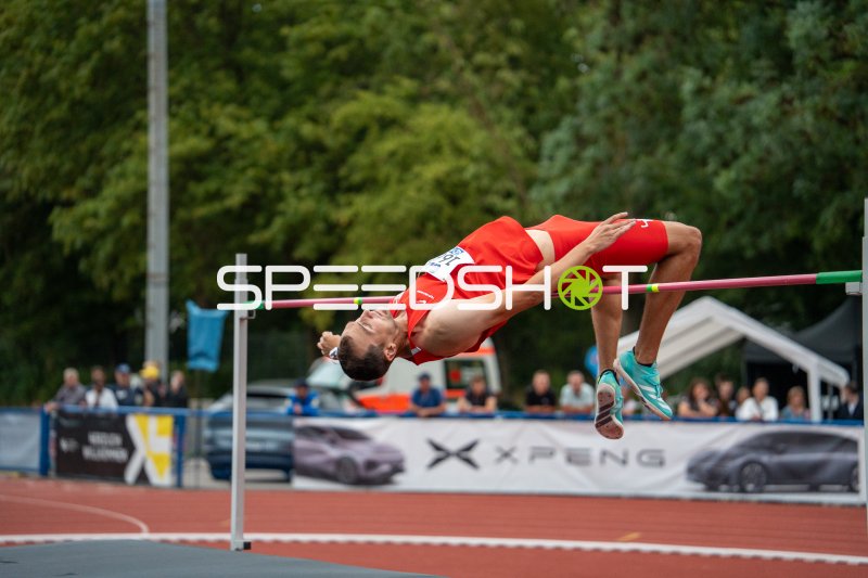 Hochspringer im Fosbury-Flop über der Latte in Hannover