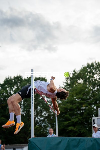 Hochspringer im Fosbury-Flop über der Latte in Hannover