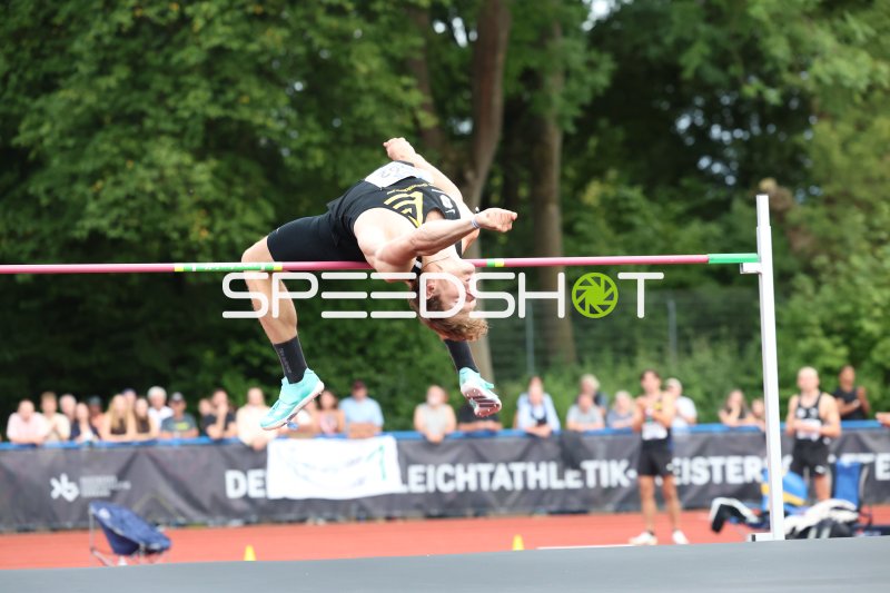 Hochsprung-Athlet im Flop über die Latte bei der Leichtathletik-Meisterschaft in Hannover