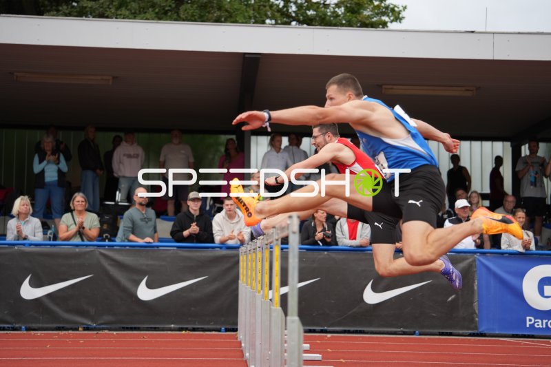 Zwei Athleten im Hürdensprung bei der Leichtathletik in Hannover