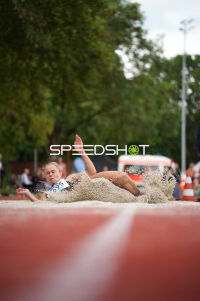 Startnummer 695 landet im Sandkasten beim Weitsprung in Hannover