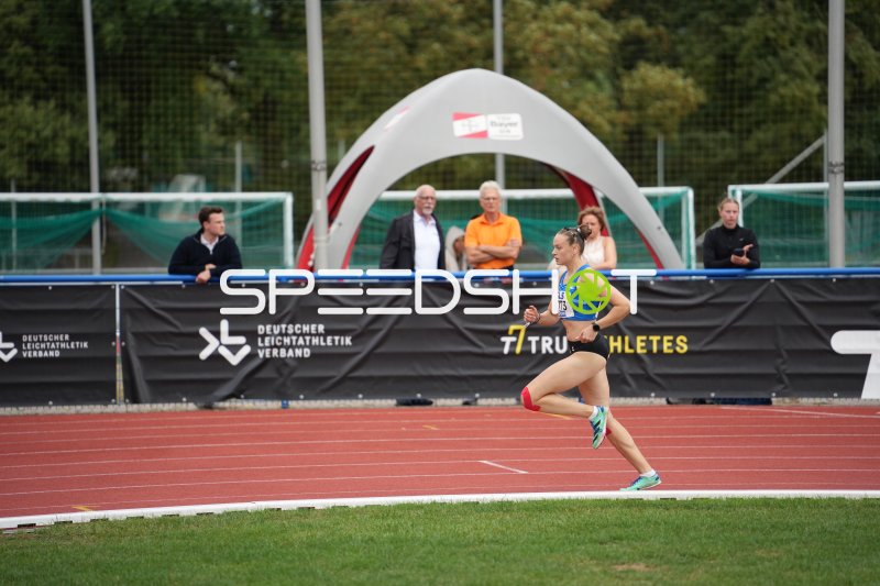Läuferin im Sprint auf der Tartanbahn in Hannover