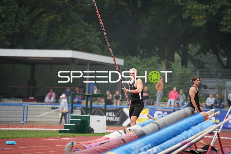 Stabhochspringer beim Anlauf in der Erika-Fisch-Station Hannover