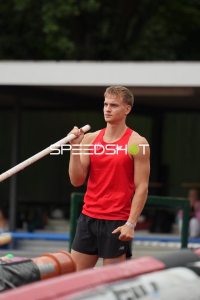 Stabhochspringer mit Stab bei Leichtathletik-Wettkampf in Hannover