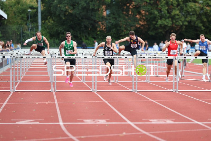 Lasse Rick (1633), Nuka Driver (1682), Noah Conan Scharl (1654) und weitere Athleten im Hürdensprint in Hannover