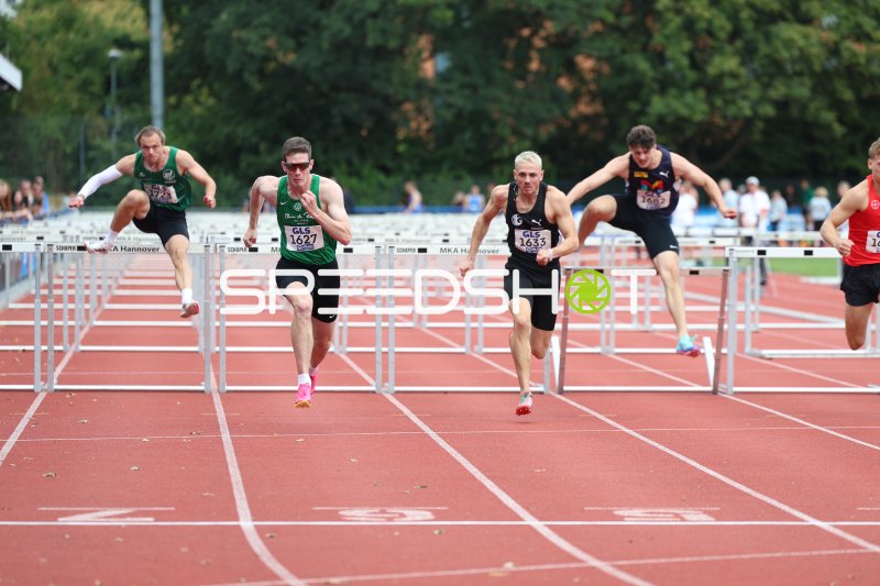 Maximilian Karsten (1627) und Lasse Rick (1633) im Hürdensprint in Hannover