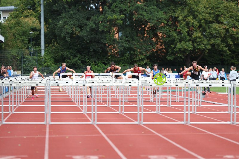 Hürdenläufer im Wettkampf bei den Hürden in Hannover