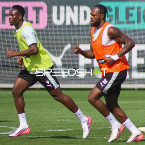 Abdoulie Ceesay und Ricky-Jade Jones beim Training des FC St. Pauli