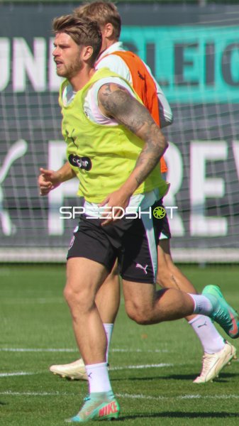 Marcus Mathisen beim Training des FC St. Pauli in Hamburg