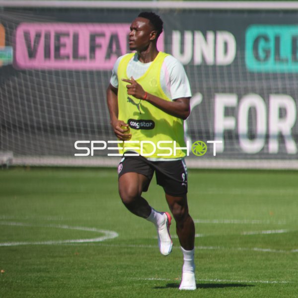 Abdoulie Ceesay (#9; FC St. Pauli) beim Lauftraining