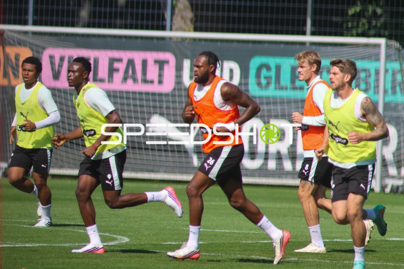 Abdoulie Ceesay, Joel Chima Fujita und Ricky-Jade Jones beim Training des FC St. Pauli