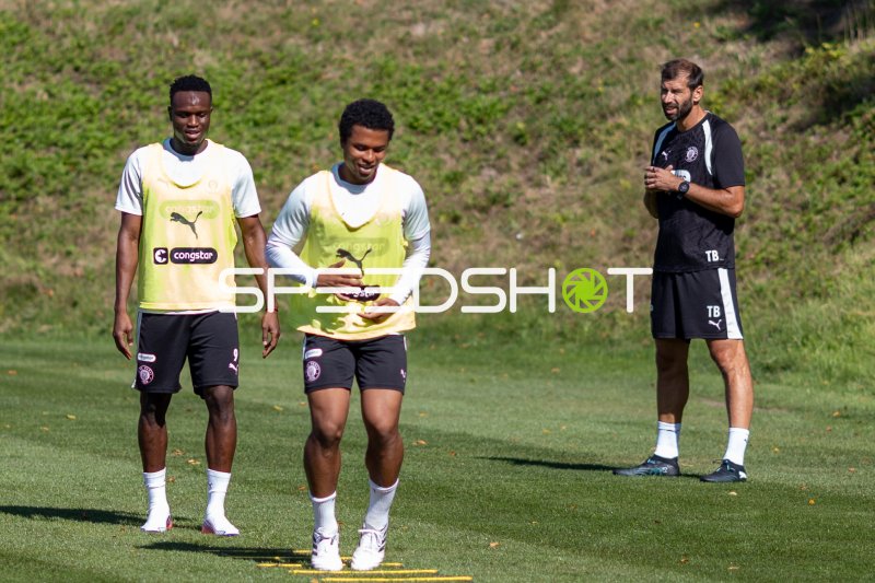 Abdoulie Ceesay und Joel Chima Fujita beim Training des FC St. Pauli