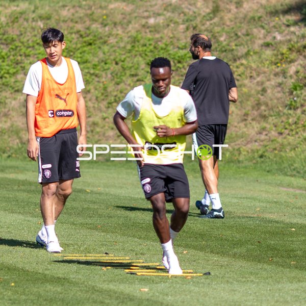Abdoulie Ceesay und Taichi Hara beim Training des FC St. Pauli