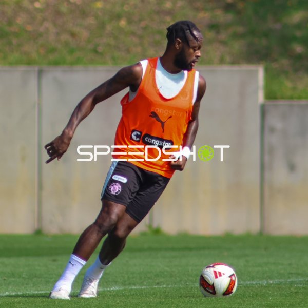 Ricky-Jade Jones beim Dribbling im Training des FC St. Pauli