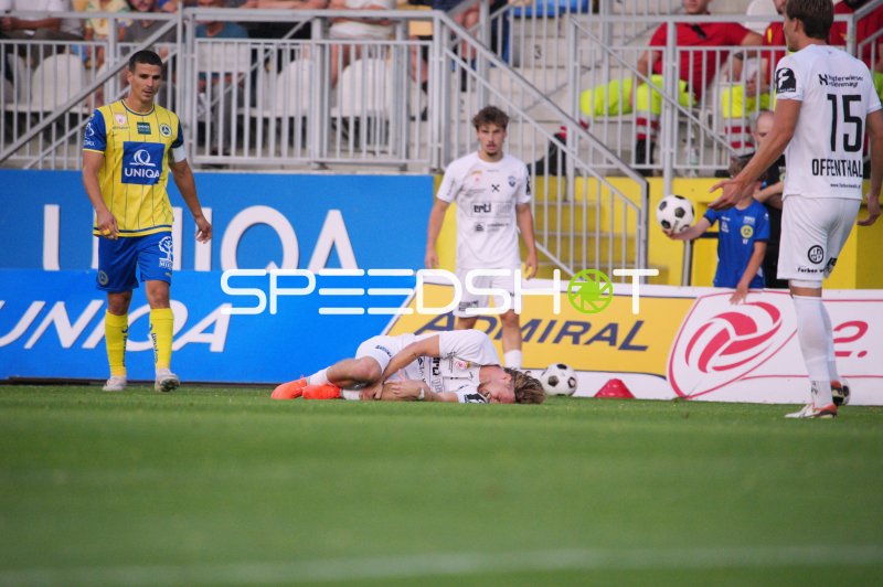 Bernhard Luxbacher (First Vienna FC) beobachtet verletzten SKU-Amstetten-Spieler