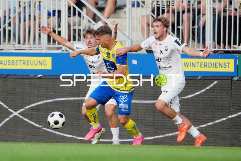 Yannick Vötter und Felix Köchl (SKU Amstetten) im Zweikampf gegen First Vienna FC