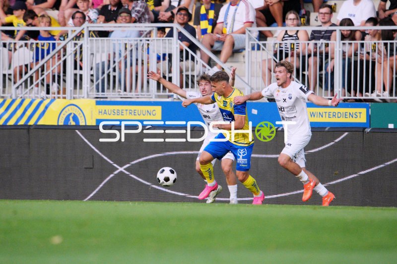 Yannick Vötter (SKU Amstetten) im Zweikampf gegen First Vienna FC