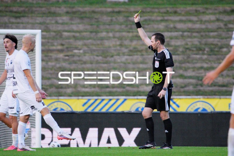 Joshua Steiger (SKU Amstetten) sieht Gelbe Karte im Hohe-Warte-Stadion