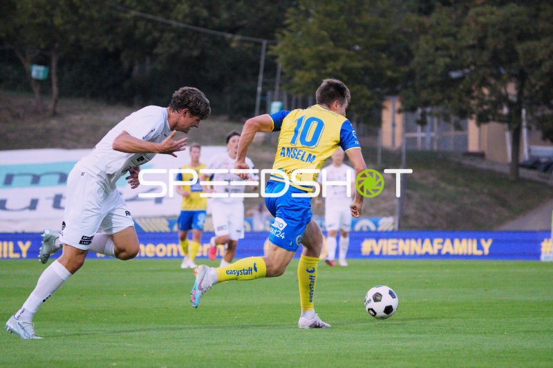 Tobias Anselm (#10; First Vienna FC) im Zweikampf gegen SKU Amstetten