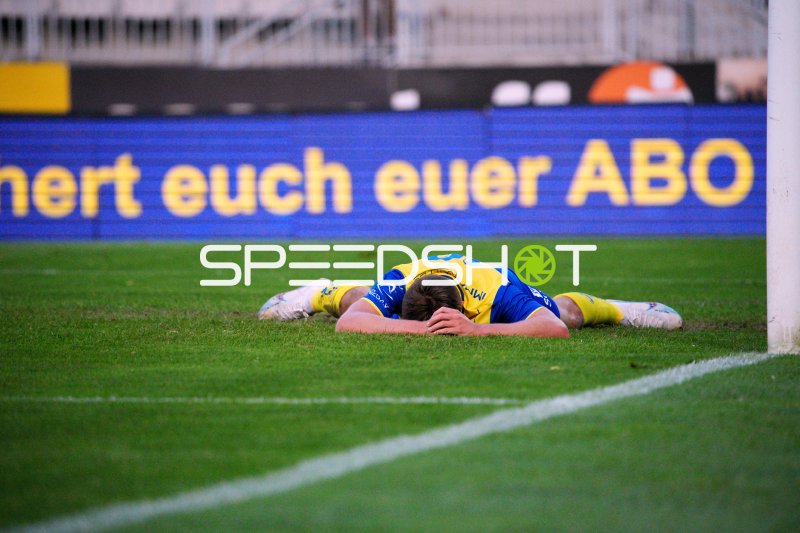 First Vienna FC Spieler liegt am Boden nach Aktion im Hohe-Warte-Stadion