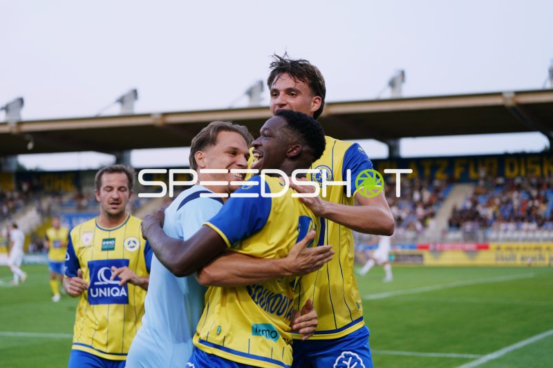 Jubel bei First Vienna FC – Benjamin Rosenberger und Philipp Breit feiern Tor