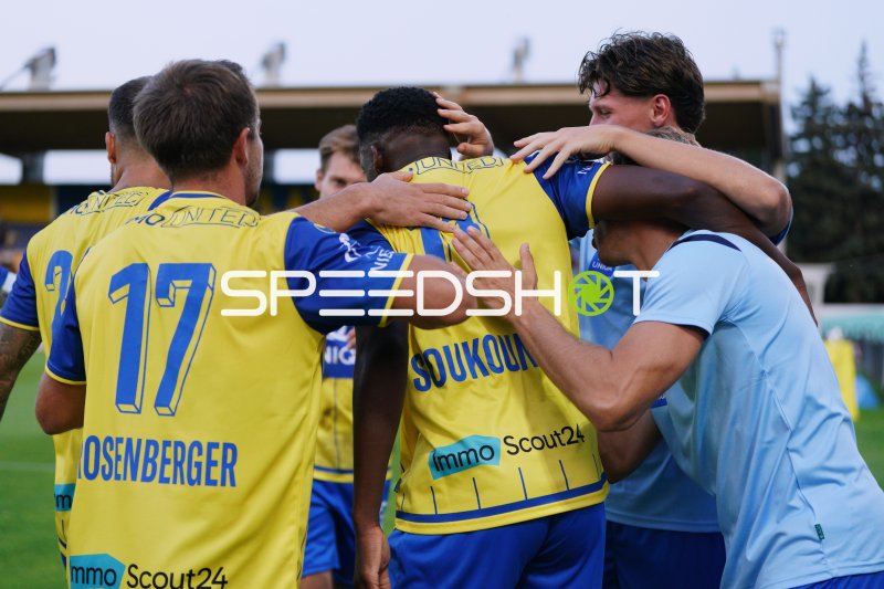 Youssouf Soukouna (#11; First Vienna FC 1894) im Jubel mit Teamkollegen