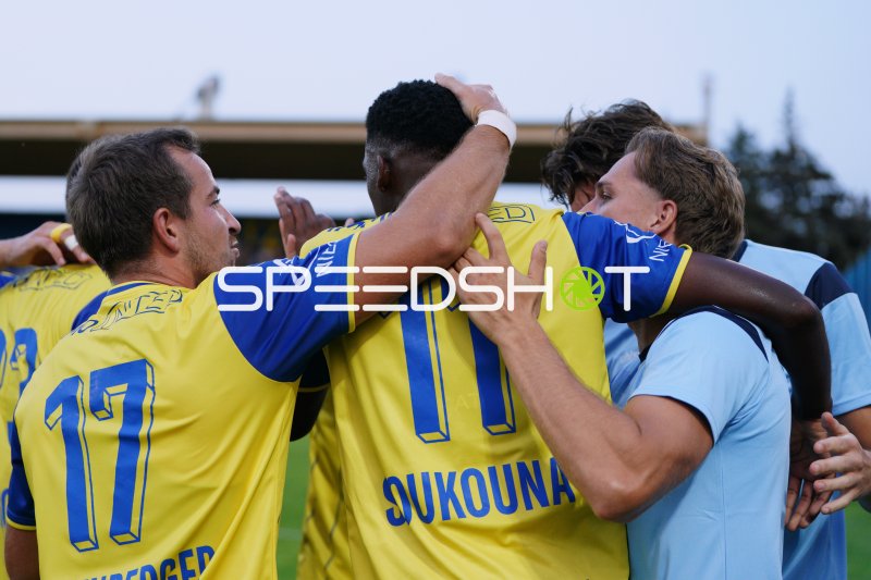 Youssouf Soukouna (#11; First Vienna FC 1894) im Jubel mit Teamkollegen