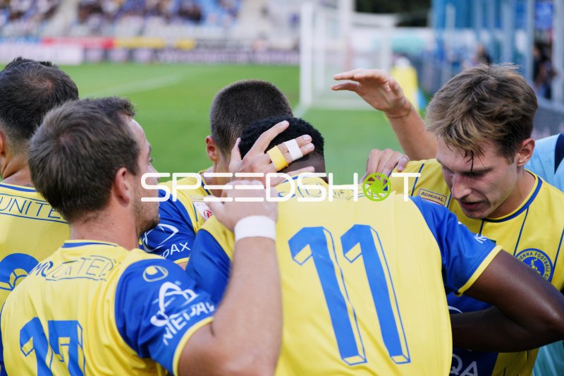 Youssouf Soukouna (#11; First Vienna FC 1894) im Jubel-Pulk nach Tor