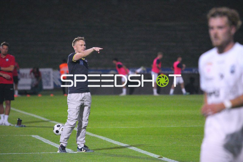 Trainer Andreas Gahleitner gibt Anweisungen an der Seitenlinie