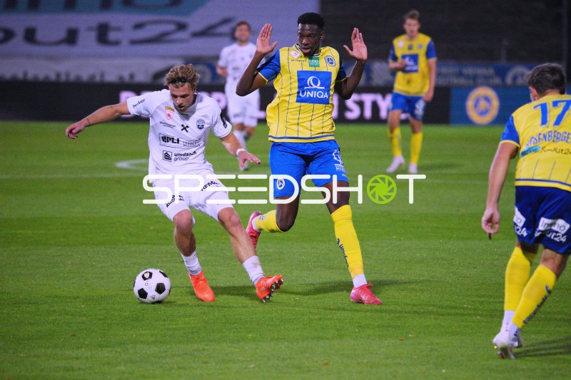 Youssouf Soukouna (#11; First Vienna FC 1894) im Zweikampf gegen SKU Amstetten