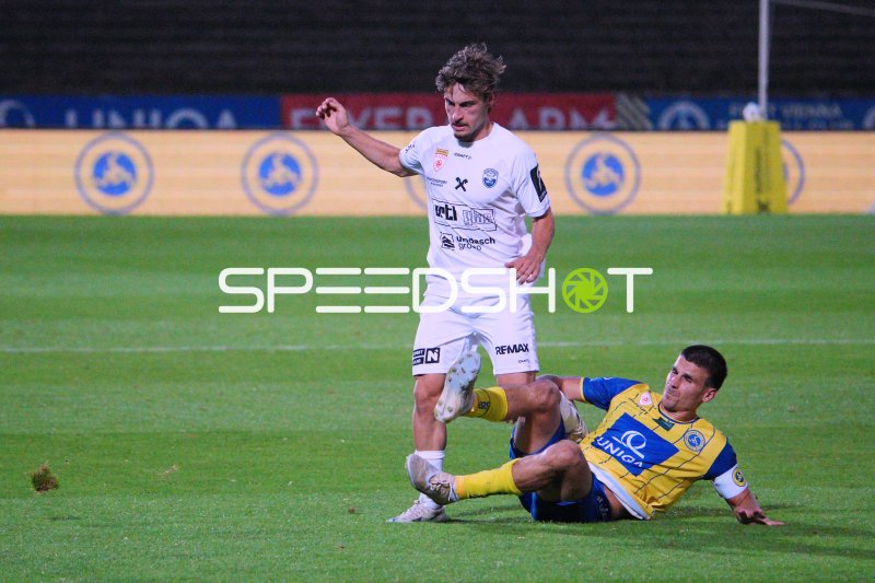 Bernhard Luxbacher (First Vienna FC) im Zweikampf gegen SKU Amstetten