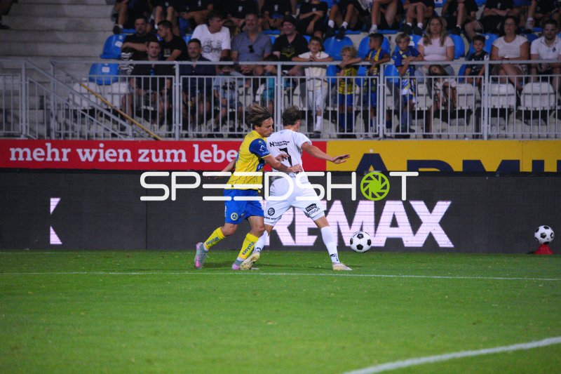 Zweikampf zwischen First Vienna FC und SKU Amstetten im Hohe-Warte-Stadion