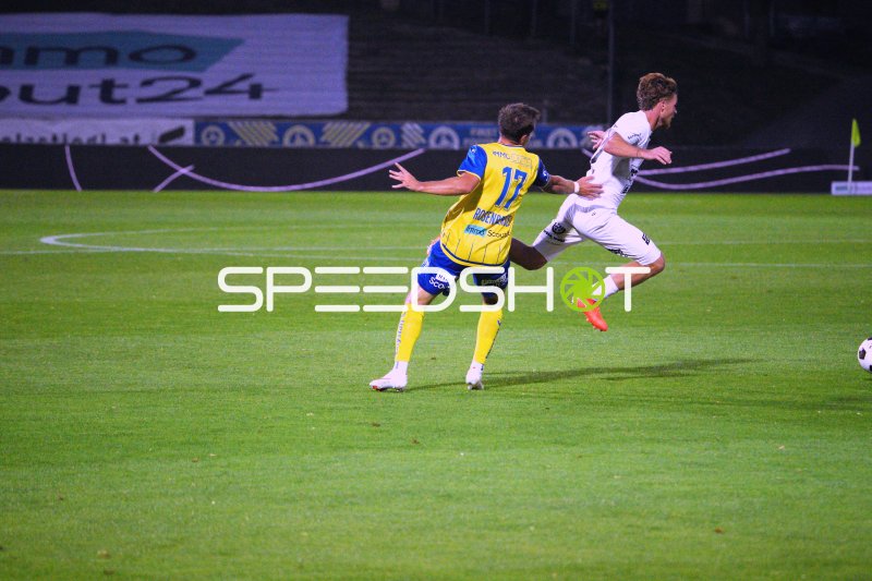 Benjamin Rosenberger (#17; First Vienna FC) im Zweikampf gegen SKU Amstetten