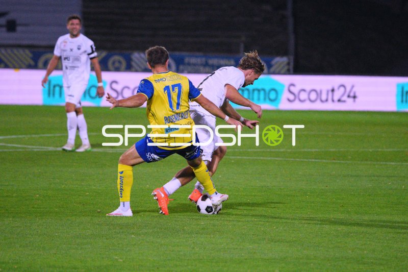 Benjamin Rosenberger (#17; First Vienna FC 1894) im Zweikampf gegen SKU Amstetten