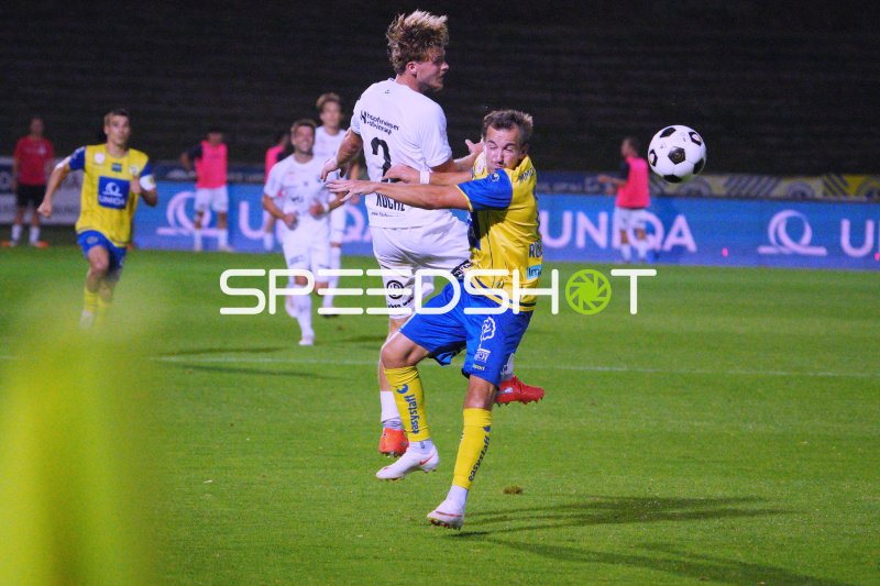 Benjamin Rosenberger (#17; First Vienna FC) im Kopfball-Zweikampf